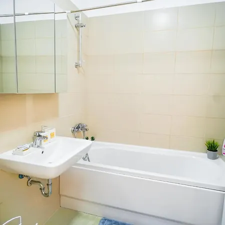 Contemporary Studio With Balcony - New Building 布加勒斯特 Exterior photo