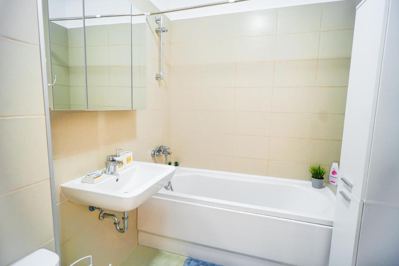 公寓 Contemporary With Balcony - New Building 布加勒斯特